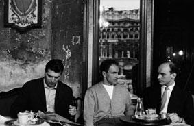 Foto Ugo Mulas. Personaje desconocido, Eduardo Chillida y Antonio Saura en el Caf&Atilde;&copy; Florian. XXIX Exposici&Atilde;&sup3;n Bienal Internacional de Arte de Venecia, 1958. Cortes&Atilde;&shy;a Archivo Ugo Mulas